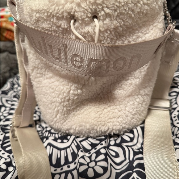 Lululemon Athletica Cream Shoulder Bag - Picture 3 of 6
